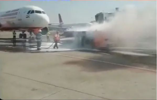 Breaking News : मुंबई एयरपोर्ट पर बड़ा हादसा टला, विमान को पुशबैक देने वाले ट्रैक्टर में लगी आग