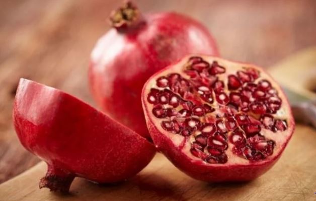 Pomegranate In Winter : उम्र बढ़ने और झुर्रियों करता है कम ये फल, सर्दियों में रोज करें इसका सेवन