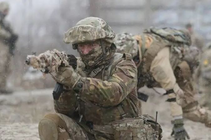 Russia Ukraine Crisis: यूक्रेन की रक्षा के लिए ब्रिटेन ने भेजा एंटी टैंक मिसाइल, रूस ने सीमा पर तैनात किया हथियारबंद सैनिक