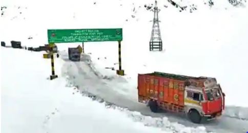 Srinagar-Leh Highway Snowfall : श्रीनगर-लेह राजमार्ग आवाजाही के लिए बंद, हो रही है लगातार बर्फबारी