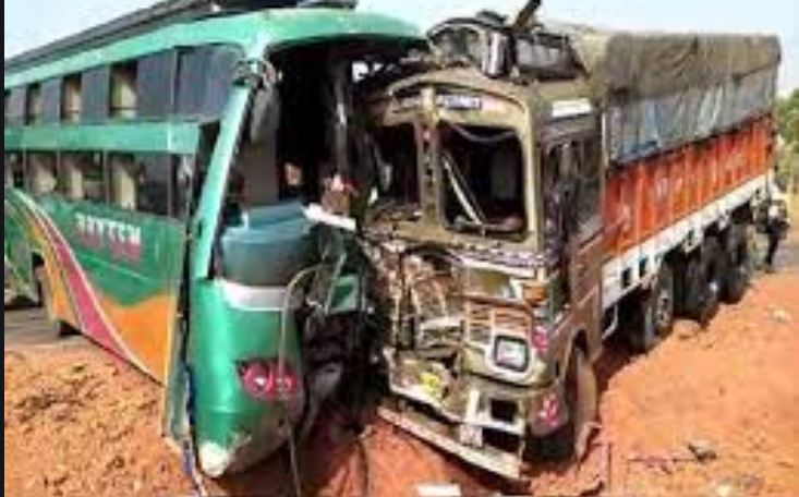 Accident: कोहरे के चलते बस और ट्रक की आपस में भयानक टक्कर, 12 यात्री घायल
