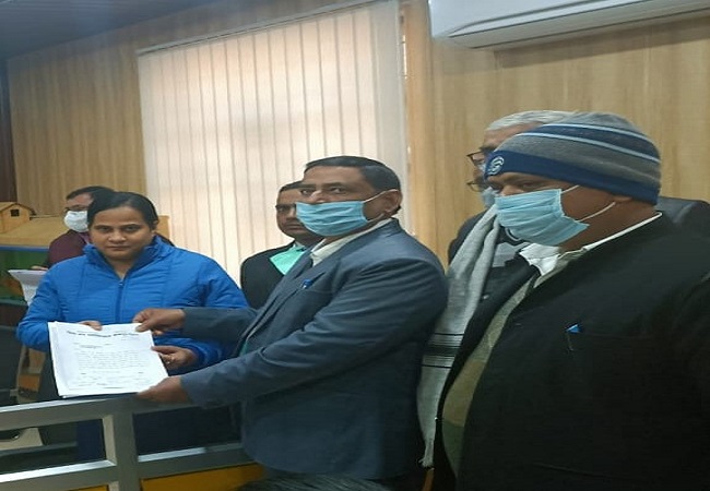 कानपुर देहात में कर्मचारियों ने अधिवक्ता से किया अभद्र व्यवहार, एडीएम को ज्ञापन सौंपकर की बर्खास्तगी की मांग
