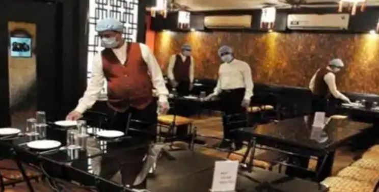 Delhi corona virus update: अब दिल्ली में रेस्तरां और बार में बैठकर खाने पर भी पाबंदी, कोरोना का बढ़ता जा रहा कहर