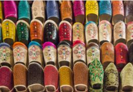 Astrology : जूते-चप्पल से रंगों का ये है कनेक्शन, जानिए रंग-बिरंगे जूते पहनने का होता है असर