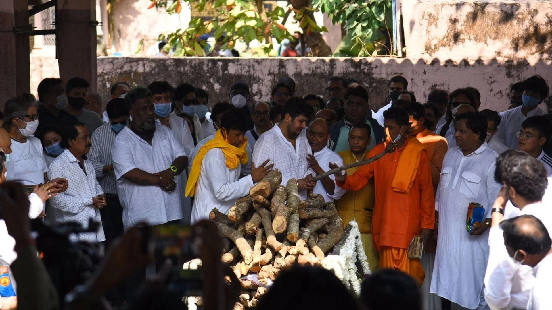 Bappi Lahiri Funeral Live : बप्पी दा पंचतत्व में विलीन, बेटे ने दी मुखाग्नि, बेटी का रो-रोकर बुरा हाल