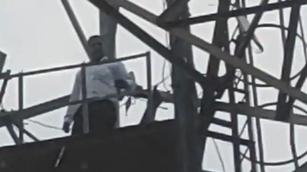 सभासद ने किया शोले फिल्म की कॉपी, पुलिस के न सुनने पर चढ़ा मोबाइल टावर पर