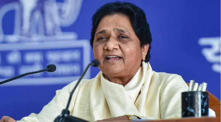 Mayawati बोलीं- रोटी-रोजगार छीनकर मुफ्त राशन व टीका यह कैसी अजब राजनीति?