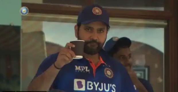 IND vs SL 2nd T20I: धर्मशाला की ठिठुरती ठंड में देखें क्या पीते नजर आये भारतीय कप्तान रोहित शर्मा