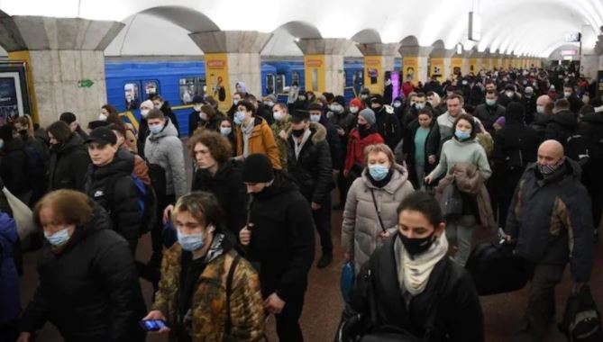 Russia-Ukraine War Live : यूक्रेन ने नागरिकों को रूसी हमलों से बचाने के लिए मेट्रो स्टेशन को बनाया शेल्टर