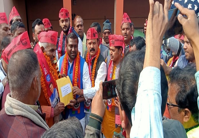 बलिया : BJP के बागी MLA सुरेंद्र सिंह 2022 की चुनावी वैतरणी पार करने के लिए नाव पर हुए सवार, किया ये बड़ा दावा