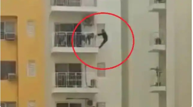 Viral Video : 12वीं मंजिल की रेलिंग से लटककर एक्सरसाइज करता दिखा शख्स