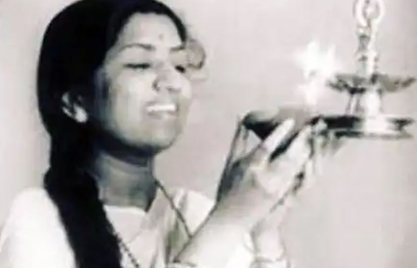 Lata Mangeshkar magical voice: लता दीदी ने तमिल फिल्म इंडस्ट्री में भी बिखेरा मखमली आवाज का जादू , शोक में डूबी साउथ फिल्म इंडस्ट्री  