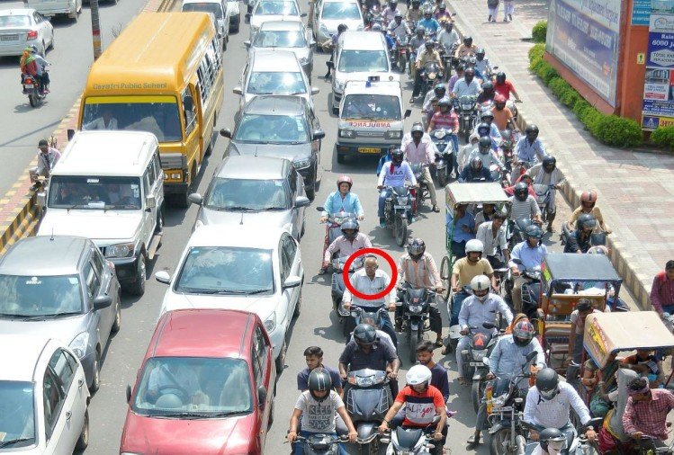 नए यातायात नियम का उल्लंघन करने पर ₹ 1,000 का जुर्माना और तीन महीने का ड्राइविंग लाइसेंस निलंबित