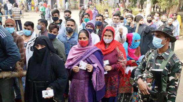 UP Election Live : यूपी में तीन बजे तक 48.81 फीसदी मतदान, कानपुर में हिजाब उतारने को लेकर बवाल