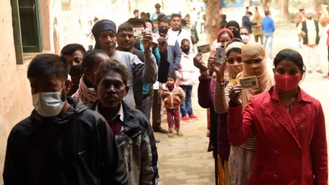 UP Election 2022: यूपी में तीन बजे तक 49.89 फीसदी मतदान, वोट डालने में पीलीभीत के मतदाता सबसे आगे