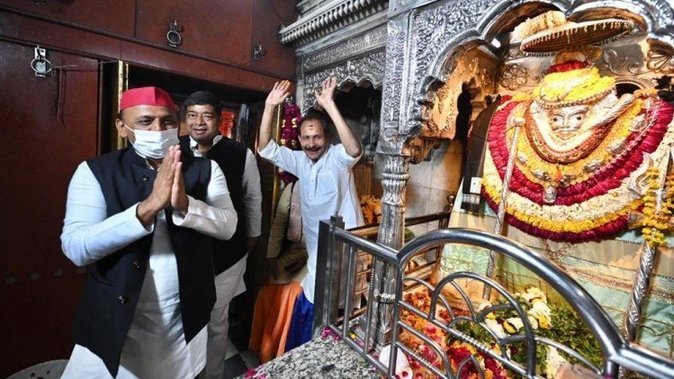 Varanasi : अखिलेश ने महामृत्युंजय मंदिर और बाबा कालभैरव के दरबार में पहुंचे, मांगा जीत का आशीर्वाद