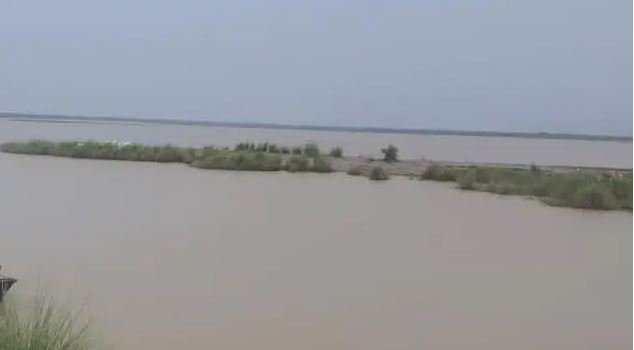 प्राईवेट कंपनी द्वारा तनख्वाह  न देने पर युवती ने घाघरा नदी में लगाई छलांग