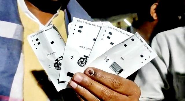 UP Elections 2022 : अब चंदौली में खुले में मिलीं VVPAT पर्चियां, दोबारा चुनाव कराने की मांग उठी