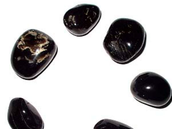 काला गोमेद पत्थर: जानिए इसके उपचार प्रभाव और अन्य लाभ