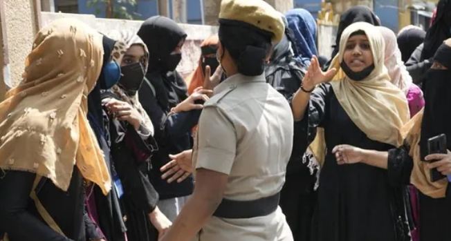 Hijab Controversy: आज बेंगलुरू में धारा 144 लागू, हिजाब विवाद पर आज कर्नाटक हाई कोर्ट सुनाएगी फैसला