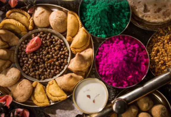 Holi Traditional Sweet 2022: होली पर पारंपरिक मिठाइयां रंग जमा देती है, आप भी उठाएं इसका आनन्द