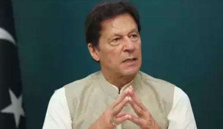 Pakistan Politics: कुर्सी जाते ही बढ़ने लगी इमरान खान की मुश्किलें, प्रवक्ता के घर छापे से हड़कंप