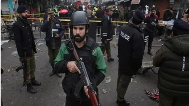 संकट में इमरान सरकार : Pakistani Parliament में घुसी सेना, विपक्षी दल के नेता गिरफ्तार