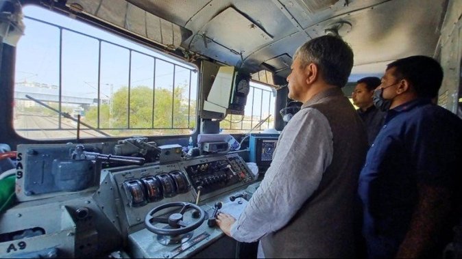 Breaking- बाल-बाल बची दो ट्रेनें !: रेलमंत्री अश्विनी वैष्णव इस ट्रेन में थे सवार, देखें वायरल वीडियो