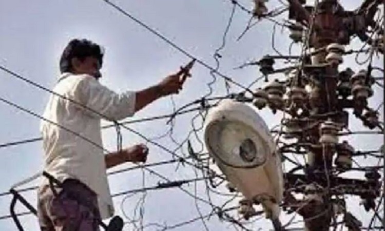 UP News: लाइनमैन का पुलिस ने काटा चलान, गुस्साए बिजलीकर्मियों ने काट दी थाने समेत 12 आवासों की बिजली, जानिए फिर क्या हुआ?