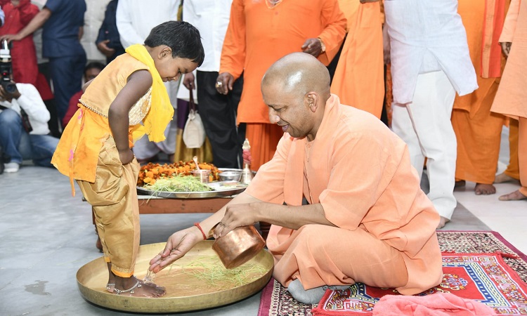 Ram Navami: सीएम योगी ने कन्या पूजन कर की मातृ शक्ति की आराधना