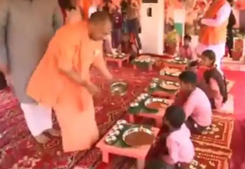 स्‍कूल चलो अभियान के शुभारंभ में सीएम योगी ने अपने हाथों से बच्चों के लिए परोसा खाना
