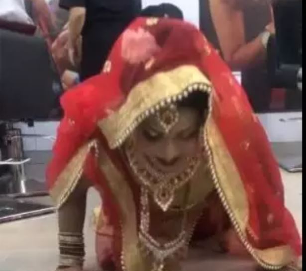 Bride pushups video: हैवी ब्राइडल लहंगे और ज्वैलरी में पुशअप्स करती दुल्हन, वीडियो हो रहा वायरल