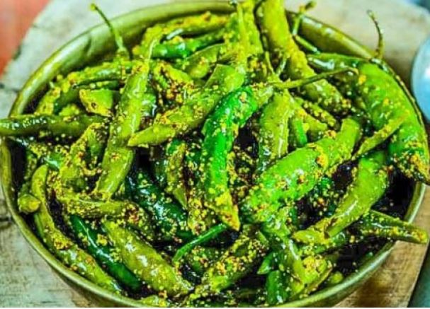 Chili Pickle : इम्यूनिटी को स्ट्रांग बनाए मिर्च का अचार, सेहत के लिए है काफी फायदेमंद
