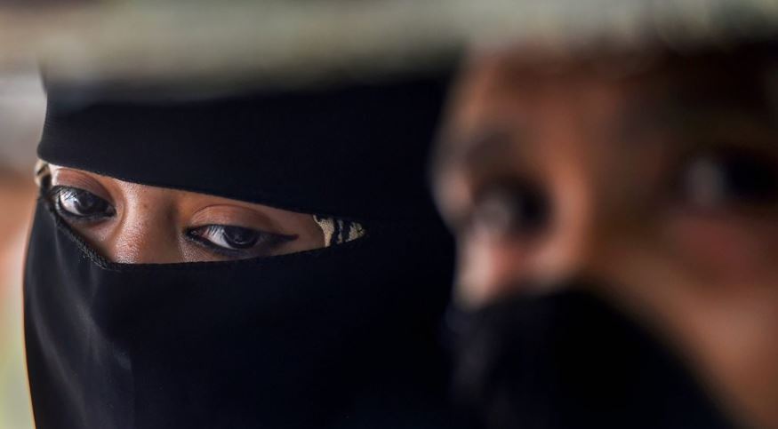मुस्लिम महिला ने पति पर लगाया आरोप, थाने में कहा- हिजाब पहनने के लिए करते हैं परेशान