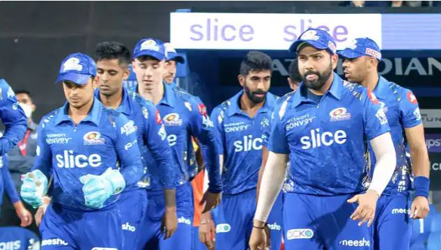 IPL 2022: अजय जडेजा ने मुंबई इंडियंस के खिलाड़ियों को फटकारा, बताया तीन मैचों में मिली हार का कारण