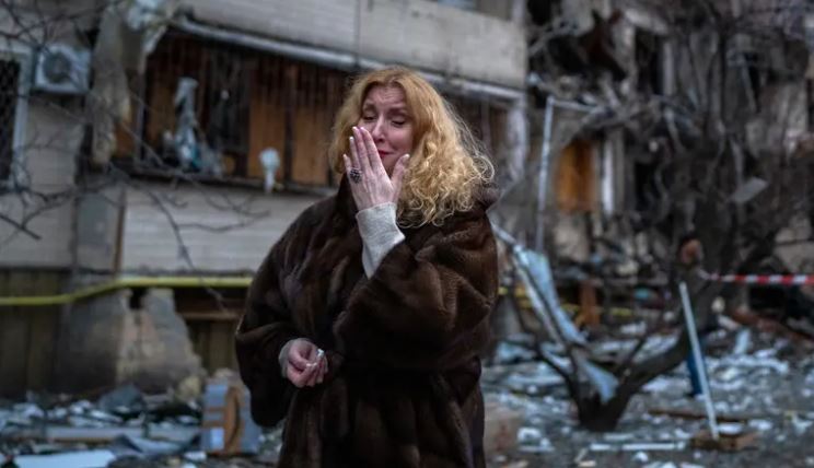 Ukrain vs Rusiaa war: जब बात इज्जत बचाने और जिंदा रहने पर आई, तो युक्रेन की लड़कियों ने कटवायें बाल