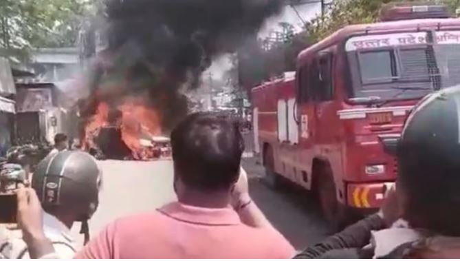 Agra News: तेज रफ्तार चली कार में लगी आग, जानिए चालक ने किस तरह से बचाई जान
