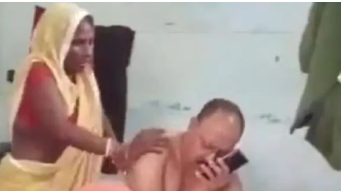 बिहार पुलिस का बेशर्म दारोगा, फरियाद लेकर आई महिला से कराने लगा मसाज, वायरल हुई वीडियो