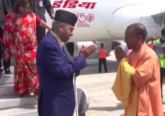 Varanasi: काशी पहुंचे नेपाल के प्रधानमंत्री शेर बहादुर देउबा, CM योगी ने किया स्वागत