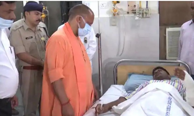 Gorakhpur Temple Attack: गोरखपुर पहुंचे सीएम योगी आदित्यनाथ, घायल जवानों से की मुलाकात