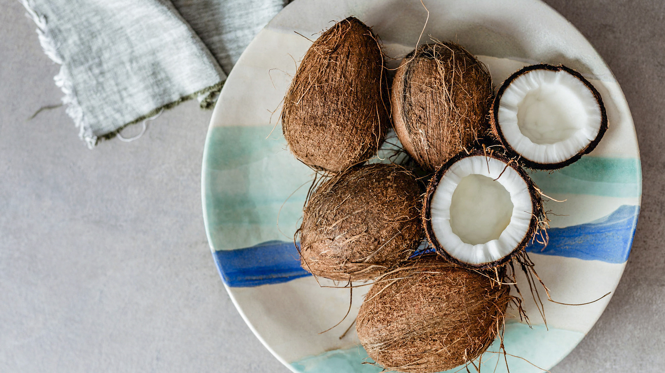 आर्थिक स्थिति को सुधारने में मदद करता है नारियल, जानिए इसके ज्योतिषीय लाभ
