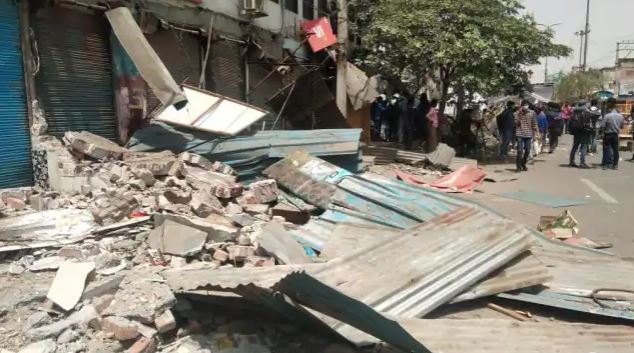 Jahangirpuri Violence: SC के आदेश की कॉपी मिलने पर रोकी गई बुलडोजर की कार्रवाई, जमींदोज हुए कई अवैध निर्माण