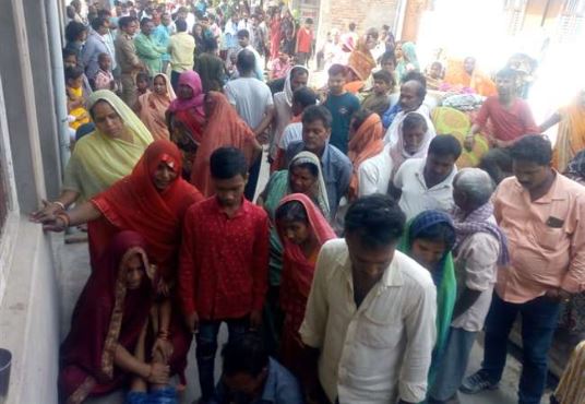 Ghazipur News: पत्नी और दो बच्चों की हत्या कर खुद लगाई फांसी, चार लोगों की मौत के बाद दहशत