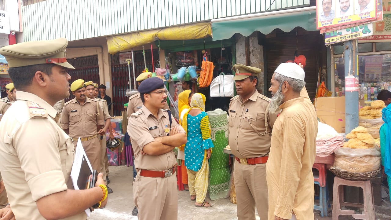 गोरखपुर में शांतिपूर्ण ढंग से अदा हुई अलविदा की नमाज़, पुलिस अधिकारी दिखे मुस्तैद