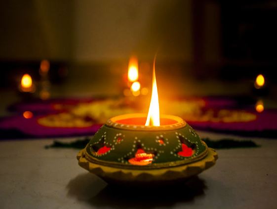 vastu tips : नवरात्रि में दीपक को रखे इस दिशा में, जानिए घी का दीपक जलाएं या तेल का