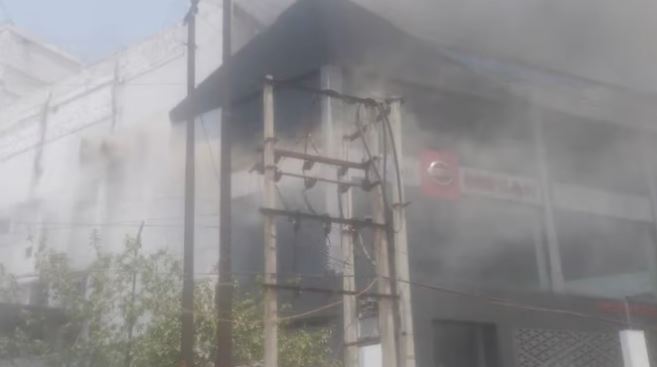 Lucknow News: कार शोरूम में लगी भीषण आग, इस तरह कर्मचारियों को रेस्क्यू कर निकाला गया बाहर