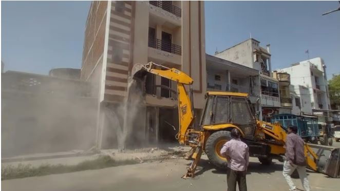 Lucknow News: अंडरवर्ल्ड माफिया मकबूल अहमद के अवैध निर्माण पर चला बुलडोजर