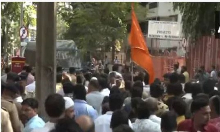 महाराष्ट्र में हनुमान चालीसा पर सियासत: सांसद नवनीत राणा के घर के बाहर शिवसेना का विरोध प्रदर्शन