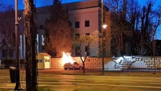 साजिश या फिर हादसा? रोमानिया में रूसी दूतावास से टकराई कार में लगी भीषण आग