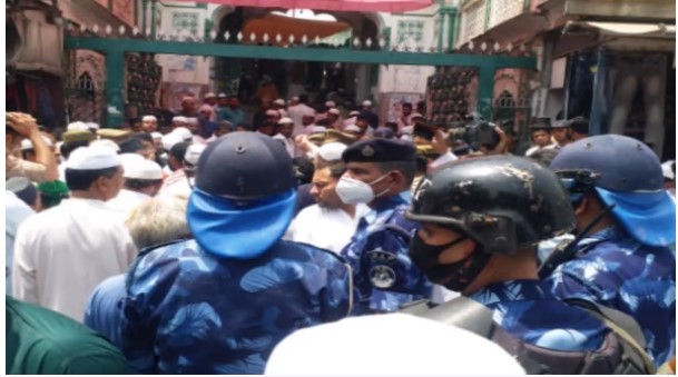 सहारनपुर : अलविदा की नमाज के बाद लगे ‘अल्लाह हू अकबर’ के नारे, पुलिस से नोकझोंक